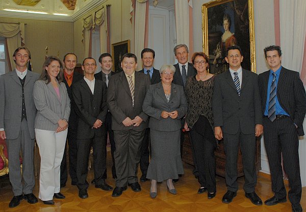 Wir wurden mit einem Kundenprojekt für den eBiz und eGovernment award 2007 nominiert. Katharina Pfeffer und Staatssekretärin Heidrun Silhavy gaben sich die Ehre die begehrte Auszeichnung für die besten eBiz und eGovernment-Lösungen des Burgenlands im Schloss Esterházy zu verleihen.