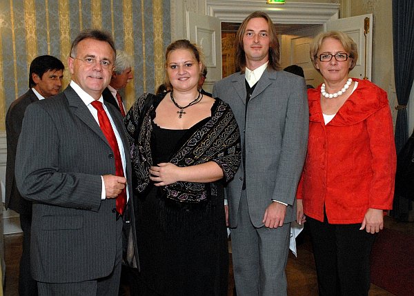 Wir wurden ein weiteres Mal mit einem Kundenprojekt nominiert, diesmal für den eBiz und eGovernment award 2008. Im Rahmen eines Festaktes mit Landeshauptmann Hans Niessl und Bundesministerin Heidrun Silhavy konnte unser Fachwissen einer breiten Öffentlichkeit präsentiert werden.