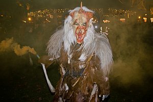 Perchtenlauf am Ebenfurther Adventmarkt, 28.11.2015