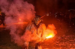 Perchtenlauf am Ebenfurther Adventmarkt, 26.11.2016