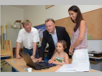 LH Niessl bergibt Lesehilfe an Sofia Lichtenwrther, 22.07.2013