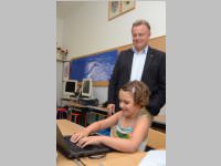 LH Niessl bergibt Lesehilfe an Sofia Lichtenwrther, 22.07.2013