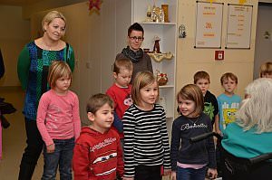 Kindergarten feiert Weihnachten im Pflegeheim Neufeld, 20.12.2012