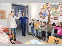 Kindergarten feiert Weihnachten im Pflegeheim Neufeld, 19.12.2014