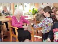 Kindergarten feiert Weihnachten im Pflegeheim Neufeld, 19.12.2014