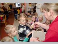 Kindergarten feiert Weihnachten im Pflegeheim Neufeld, 19.12.2014