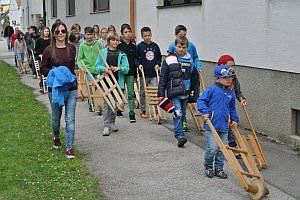 Osterratschen in Neufeld, 19.04.2014