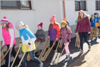 Osterratschen in Neufeld, 02.04.2015