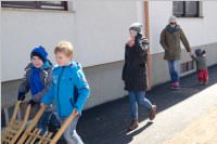 Osterratschen in Neufeld, 02.04.2015