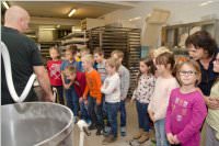 VS Neufeld 2. Klassen in der Bäckerei May, 21.10.2015