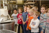 VS Neufeld 2. Klassen in der Bäckerei May, 21.10.2015