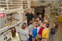 VS Neufeld 2. Klassen in der Bäckerei May, 21.10.2015