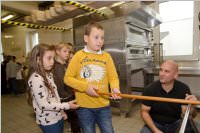 VS Neufeld 2. Klassen in der Bäckerei May, 21.10.2015