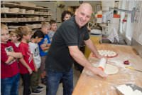 VS Neufeld 2. Klassen in der Bäckerei May, 21.10.2015