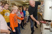 VS Neufeld 2. Klassen in der Bäckerei May, 21.10.2015