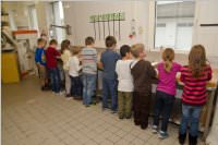 VS Neufeld 2. Klassen in der Bäckerei May, 21.10.2015