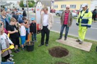 VS Neufeld: Baumpflanzung am Tag der Sonne, 08.05.2015