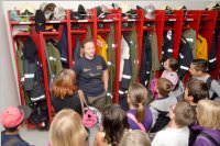 4. Klassen der VS Neufeld besuchen die FF Neufeld, 18.06.2015