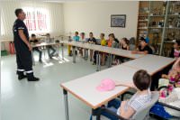 4. Klassen der VS Neufeld besuchen die FF Neufeld, 18.06.2015