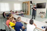 4. Klassen der VS Neufeld besuchen die FF Neufeld, 18.06.2015