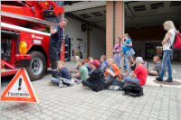 4. Klassen der VS Neufeld besuchen die FF Neufeld, 18.06.2015