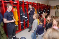 2. Klassen der VS Neufeld besuchen die FF Neufeld, 18.05.2016