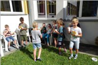 VS Neufeld: Langos im Schulgarten, 28.06.2016