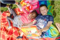 VS Neufeld: Lesepicknick der 1A am Leithaspielplatz, 14.06.2016