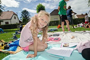 VS Neufeld: Lesepicknick der 1A am Leithaspielplatz, 14.06.2016