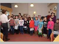 Volksschule feiert Weihnachten im Pflegeheim Neufeld, 17.12.2013