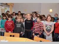 Volksschule feiert Weihnachten im Pflegeheim Neufeld, 17.12.2013