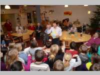 Volksschule feiert Weihnachten im Pflegeheim Neufeld, 17.12.2013