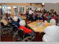 Volksschule feiert Weihnachten im Pflegeheim Neufeld, 17.12.2013
