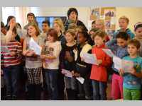 Volksschule feiert Weihnachten im Pflegeheim Neufeld, 17.12.2013