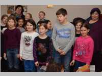 Volksschule feiert Weihnachten im Pflegeheim Neufeld, 17.12.2013