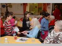 Volksschule feiert Weihnachten im Pflegeheim Neufeld, 17.12.2013