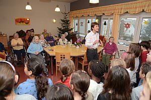 Volksschule feiert Weihnachten im Pflegeheim Neufeld, 17.12.2013