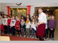 Volksschule feiert Weihnachten im Pflegeheim Neufeld, 23.12.2014