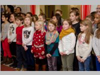 Volksschule feiert Weihnachten im Pflegeheim Neufeld, 23.12.2014
