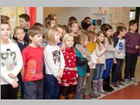 Volksschule feiert Weihnachten im Pflegeheim Neufeld, 23.12.2014