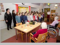 Volksschule feiert Weihnachten im Pflegeheim Neufeld, 23.12.2014