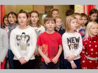 Volksschule feiert Weihnachten im Pflegeheim Neufeld, 23.12.2014