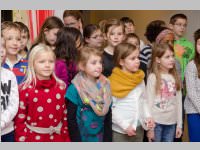 Volksschule feiert Weihnachten im Pflegeheim Neufeld, 23.12.2014