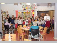 Volksschule feiert Weihnachten im Pflegeheim Neufeld, 23.12.2014