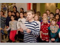 Volksschule feiert Weihnachten im Pflegeheim Neufeld, 23.12.2014