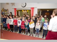 Volksschule feiert Weihnachten im Pflegeheim Neufeld, 23.12.2014