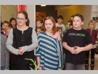 Volksschule feiert Weihnachten im Pflegeheim Neufeld, 23.12.2014