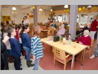 Volksschule feiert Weihnachten im Pflegeheim Neufeld, 23.12.2014