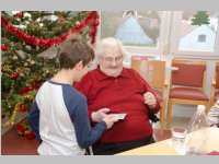 Volksschule feiert Weihnachten im Pflegeheim Neufeld, 23.12.2014