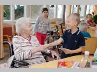 Volksschule feiert Weihnachten im Pflegeheim Neufeld, 23.12.2014